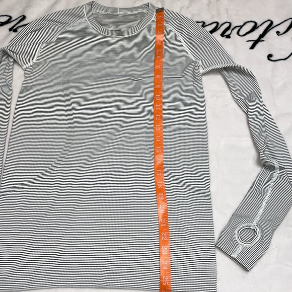 Lululemon long sleeve, no size, clean, small stain - Picture 6 of 8